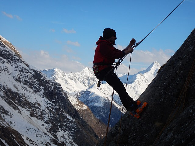 alpinista podczas wspinaczki