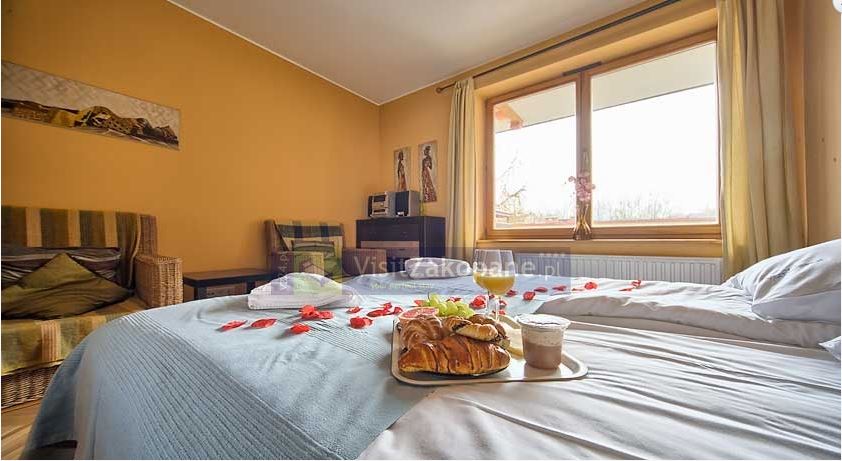 Śniadanie na łóżku w apartamencie