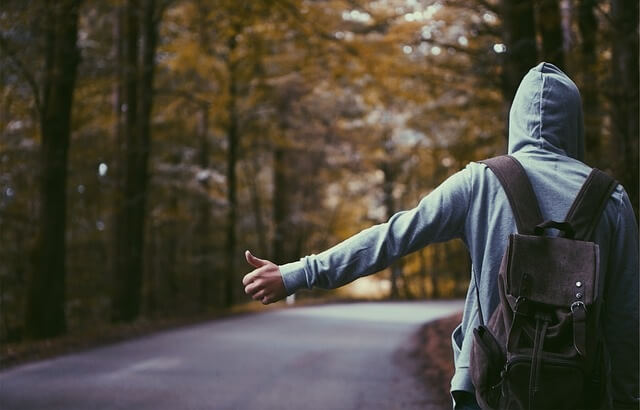 Człowiek czekający na autostop