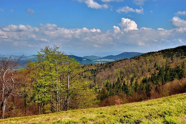 Beskidy, widok z boku wzgórza