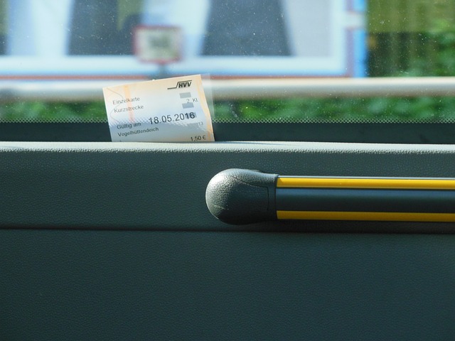 Bilet przy oknie w autobusie