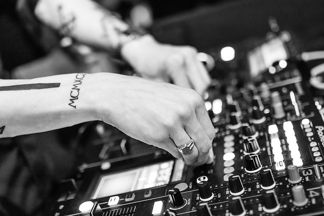 DJ na imprezie dla trzydziestolatków