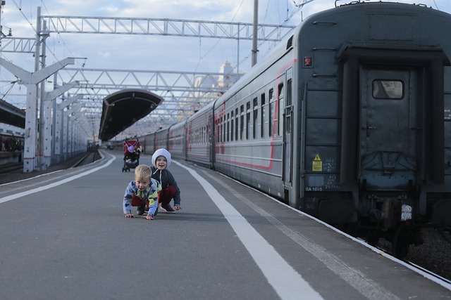 dzieci przy pociągu