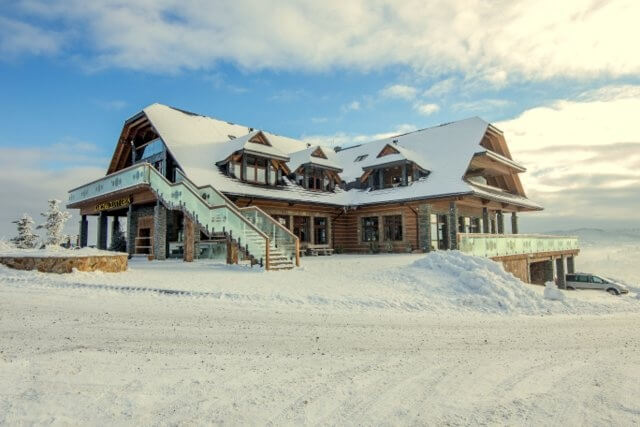 hotel wśród śniegu
