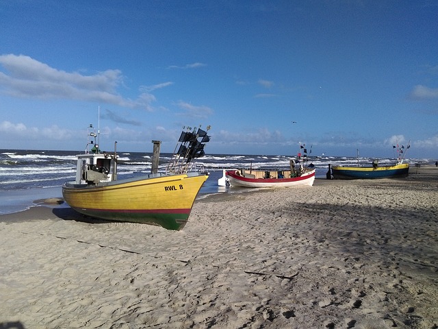 Łodzie na plaży