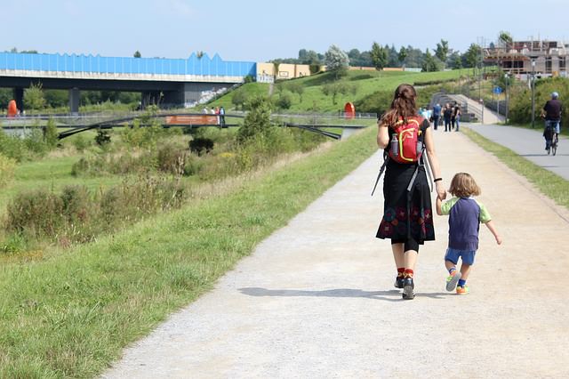 mama z dzieckiem na wycieczce