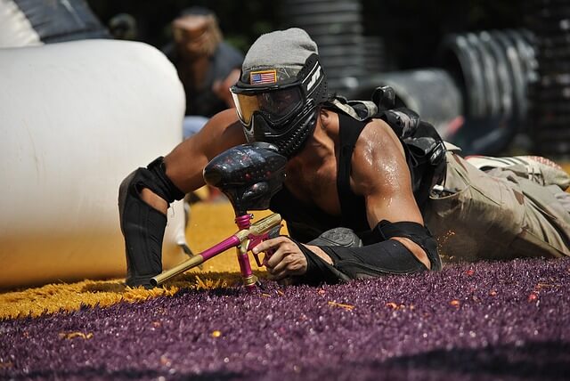 mężczyzna grający w paintball