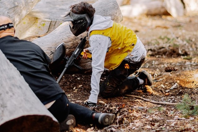 Mężczyzna w masce z pistoletem do gry w paintball