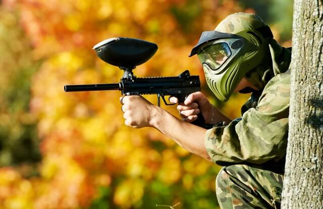 Mężczyzna grający w paintball