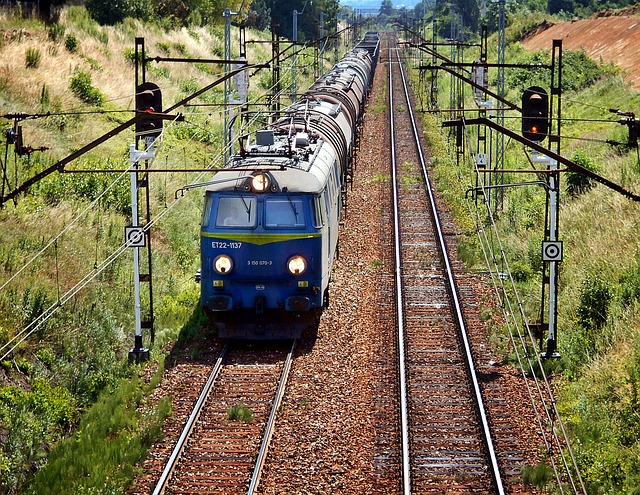 Pociąg PKP Intercity jedzie po torach