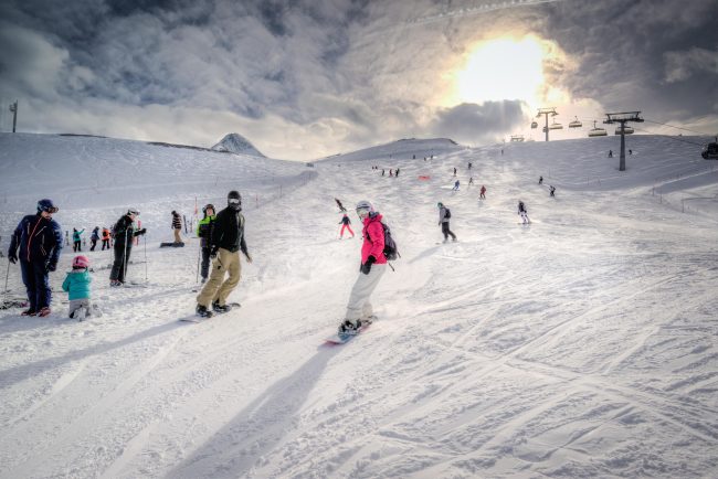 Zjazd ze stoku na snowboardzie
