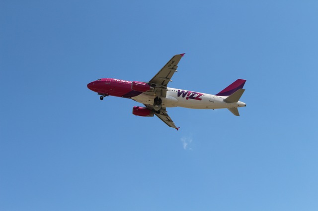Samolot lini Wizzair w powietrzu
