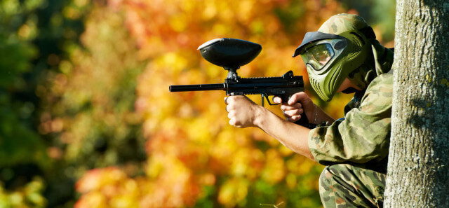 Zawodnik podczas gry w paintball